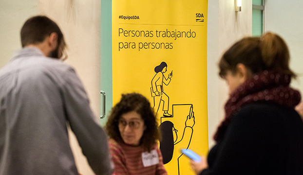 Personas trabajando para personas